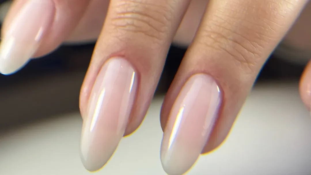 Ongles amande nude parfaitement alignés et naturels après correction — Rendez-vous Belle Wasquehal