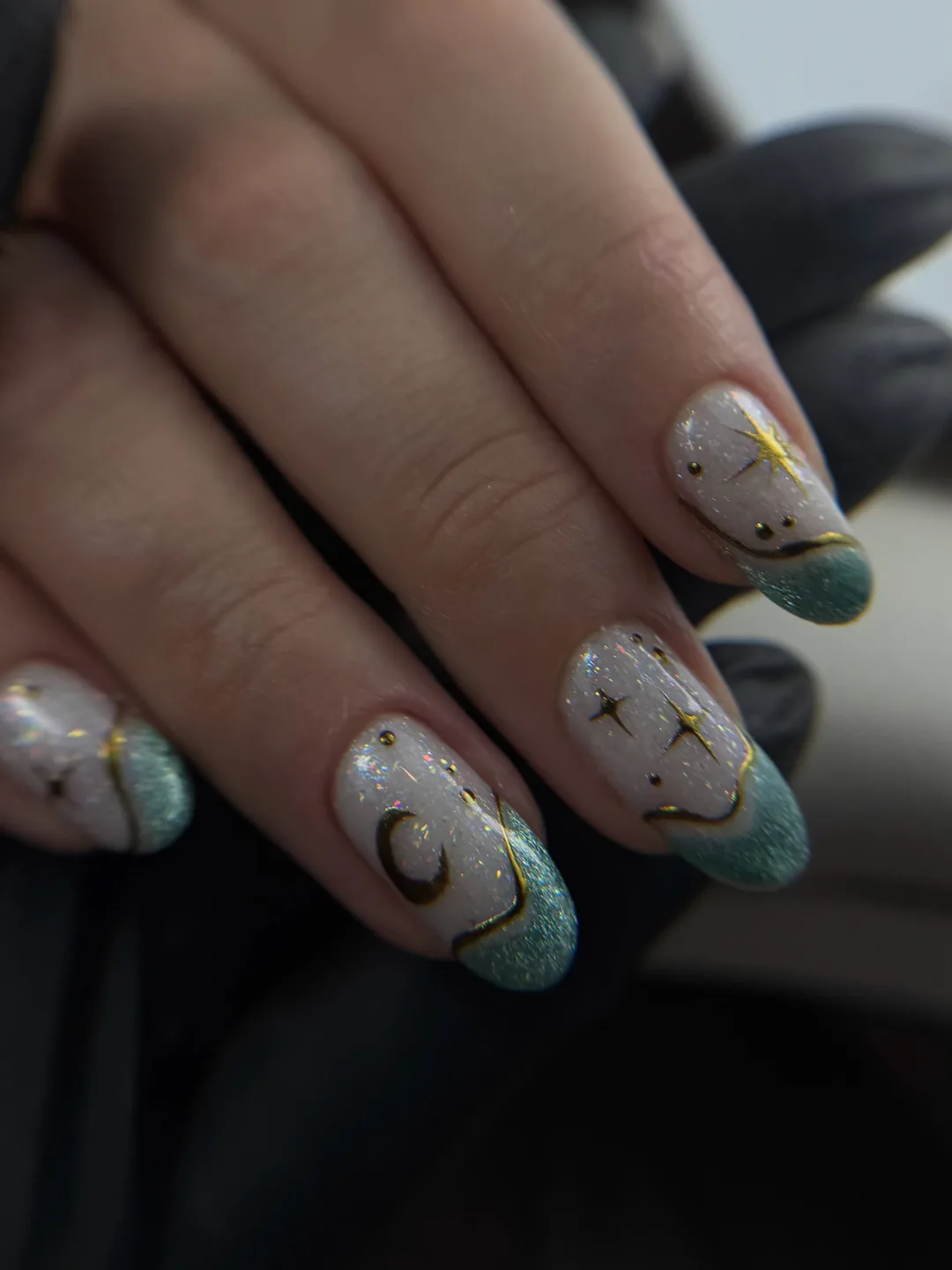 Nail art céleste : lune et étoiles dorées, french turquoise pailletée