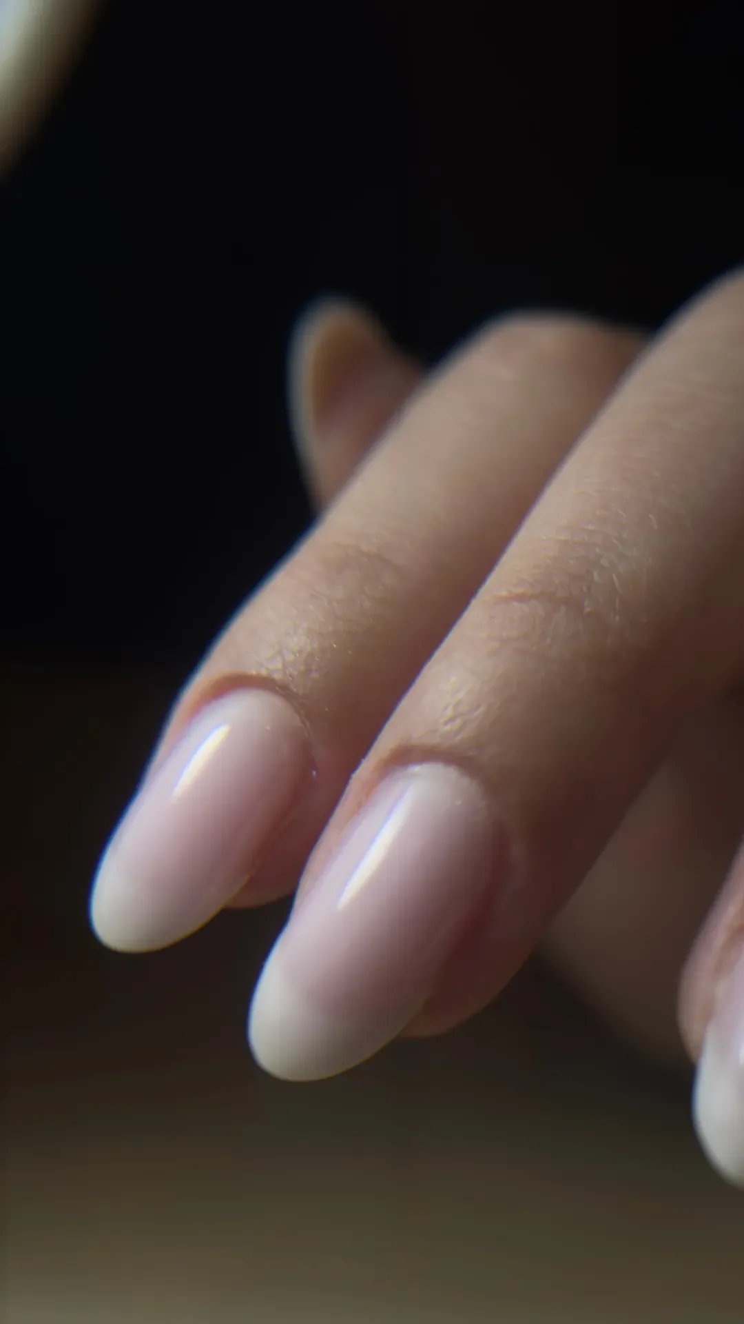 Manucure nude laiteuse sur ongles en amande