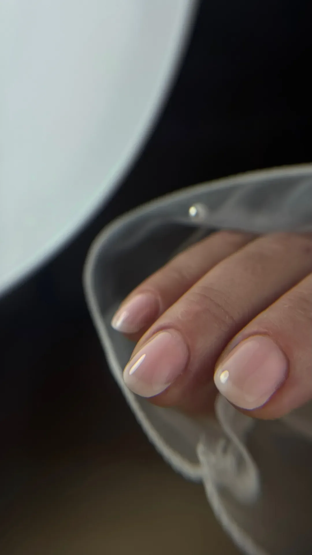 Manucure nude naturelle, ongles soignés